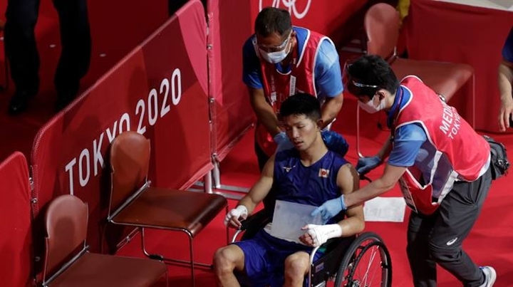 Olympic hóa 'ao làng' SEA Games: Võ sĩ Nhật Bản bị đánh đến ngồi xe lăn, vẫn được trọng tài xử thắng 4