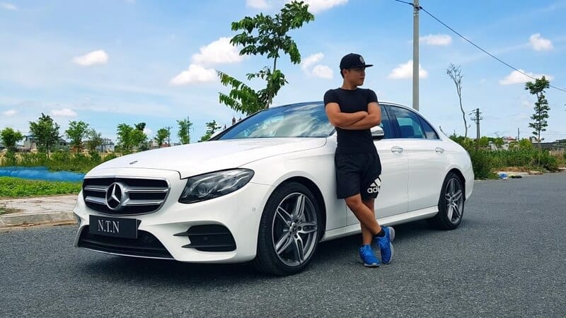 Youtuber số 1 Việt Nam một năm kiếm gần 40 tỷ: Xây dinh thự to vật vã giữa Thái Bình, một mình sở hữu toàn siêu xe 3 Youtuber số 1 Việt Nam một năm kiếm gần 40 tỷ: Xây dinh thự to vật vã giữa Thái Bình, một mình sở hữu toàn siêu xe 3