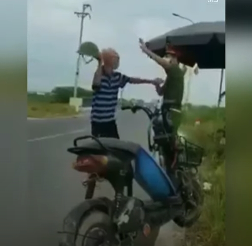 Cụ ông U90 ngang nhiên gây rối tại chốt kiểm dịch, đòi 'tẩn' cả công an: 'Mày tưởng tao sợ mày à' - Ảnh 1 Cụ ông U90 ngang nhiên gây rối tại chốt kiểm dịch, đòi 'tẩn' cả công an: 'Mày tưởng tao sợ mày à' - Ảnh 1