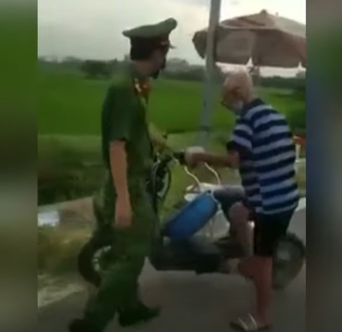Cụ ông U90 ngang nhiên gây rối tại chốt kiểm dịch, đòi 'tẩn' cả công an: 'Mày tưởng tao sợ mày à' - Ảnh 3 Cụ ông U90 ngang nhiên gây rối tại chốt kiểm dịch, đòi 'tẩn' cả công an: 'Mày tưởng tao sợ mày à' - Ảnh 3