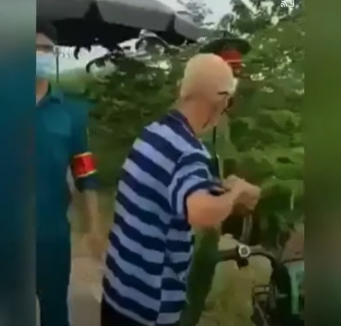 Cụ ông U90 ngang nhiên gây rối tại chốt kiểm dịch, đòi 'tẩn' cả công an: 'Mày tưởng tao sợ mày à' - Ảnh 2 Cụ ông U90 ngang nhiên gây rối tại chốt kiểm dịch, đòi 'tẩn' cả công an: 'Mày tưởng tao sợ mày à' - Ảnh 2