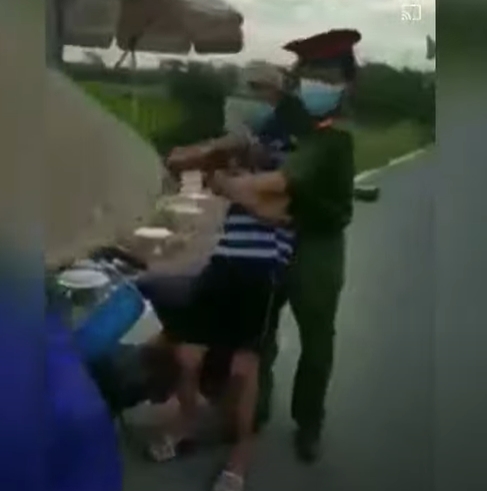 Cụ ông U90 ngang nhiên gây rối tại chốt kiểm dịch, đòi 'tẩn' cả công an: 'Mày tưởng tao sợ mày à' - Ảnh 4 Cụ ông U90 ngang nhiên gây rối tại chốt kiểm dịch, đòi 'tẩn' cả công an: 'Mày tưởng tao sợ mày à' - Ảnh 4