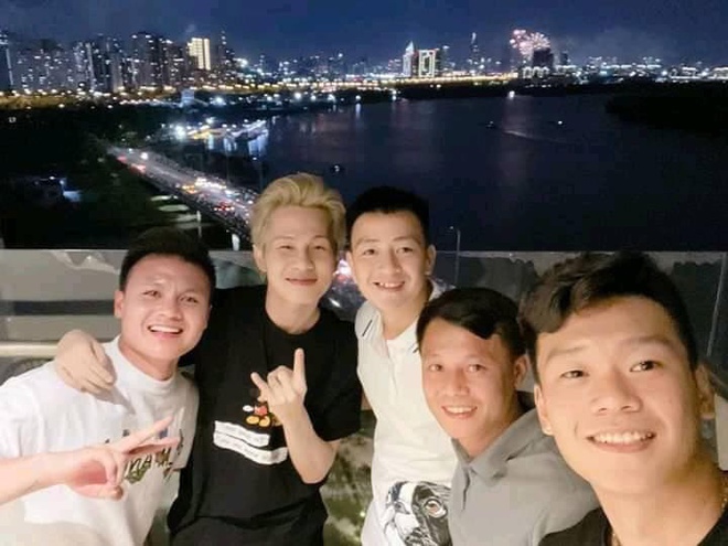 Jack và Quang Hải xứng danh 'hảo huynh đệ': Sinh cùng thời điểm, nguyện cùng vướng chung lùm xùm tình ái - Ảnh 4 Jack và Quang Hải xứng danh 'hảo huynh đệ': Sinh cùng thời điểm, nguyện cùng vướng chung lùm xùm tình ái - Ảnh 4