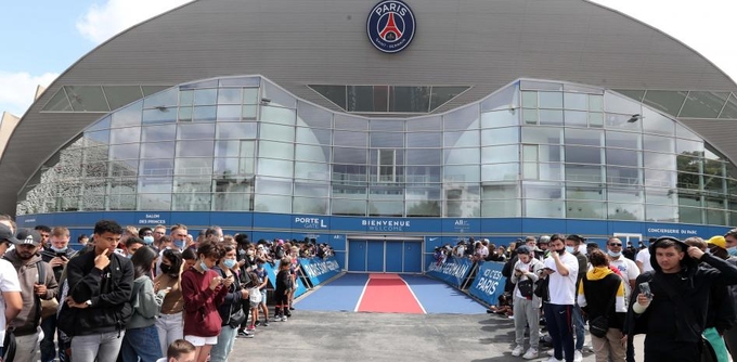 Các CĐV của PSG đã 2 lần 'việt vị' vì tưởng Messi đã cập bến đội bóng nước Pháp Các CĐV của PSG đã 2 lần 'việt vị' vì tưởng Messi đã cập bến đội bóng nước Pháp