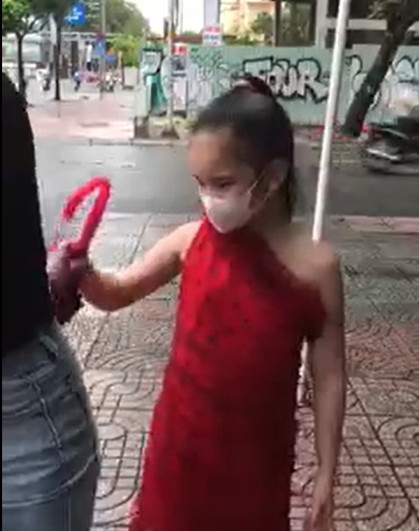 'Chị đại' không đeo khẩu trang làm loạn chốt kiểm dịch để đòi xe: 'Giữ xe tôi là trái với pháp luật' - Ảnh 4 'Chị đại' không đeo khẩu trang làm loạn chốt kiểm dịch để đòi xe: 'Giữ xe tôi là trái với pháp luật' - Ảnh 4