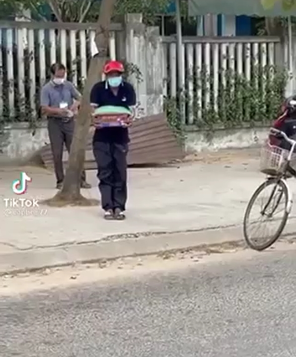 Người đàn ông sung sướng, nhảy cẫng lên trong hạnh phúc vì nhận được bao gạo từ thiện - Ảnh 1 Người đàn ông sung sướng, nhảy cẫng lên trong hạnh phúc vì nhận được bao gạo từ thiện - Ảnh 1