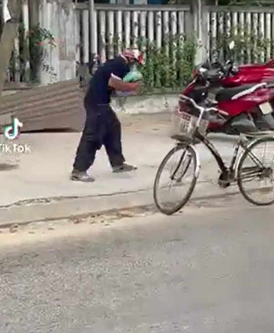Người đàn ông sung sướng, nhảy cẫng lên trong hạnh phúc vì nhận được bao gạo từ thiện - Ảnh 2 Người đàn ông sung sướng, nhảy cẫng lên trong hạnh phúc vì nhận được bao gạo từ thiện - Ảnh 2