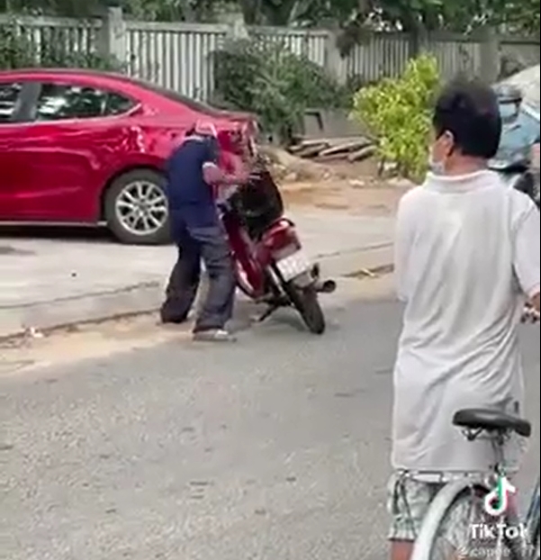 Người đàn ông sung sướng, nhảy cẫng lên trong hạnh phúc vì nhận được bao gạo từ thiện - Ảnh 4 Người đàn ông sung sướng, nhảy cẫng lên trong hạnh phúc vì nhận được bao gạo từ thiện - Ảnh 4