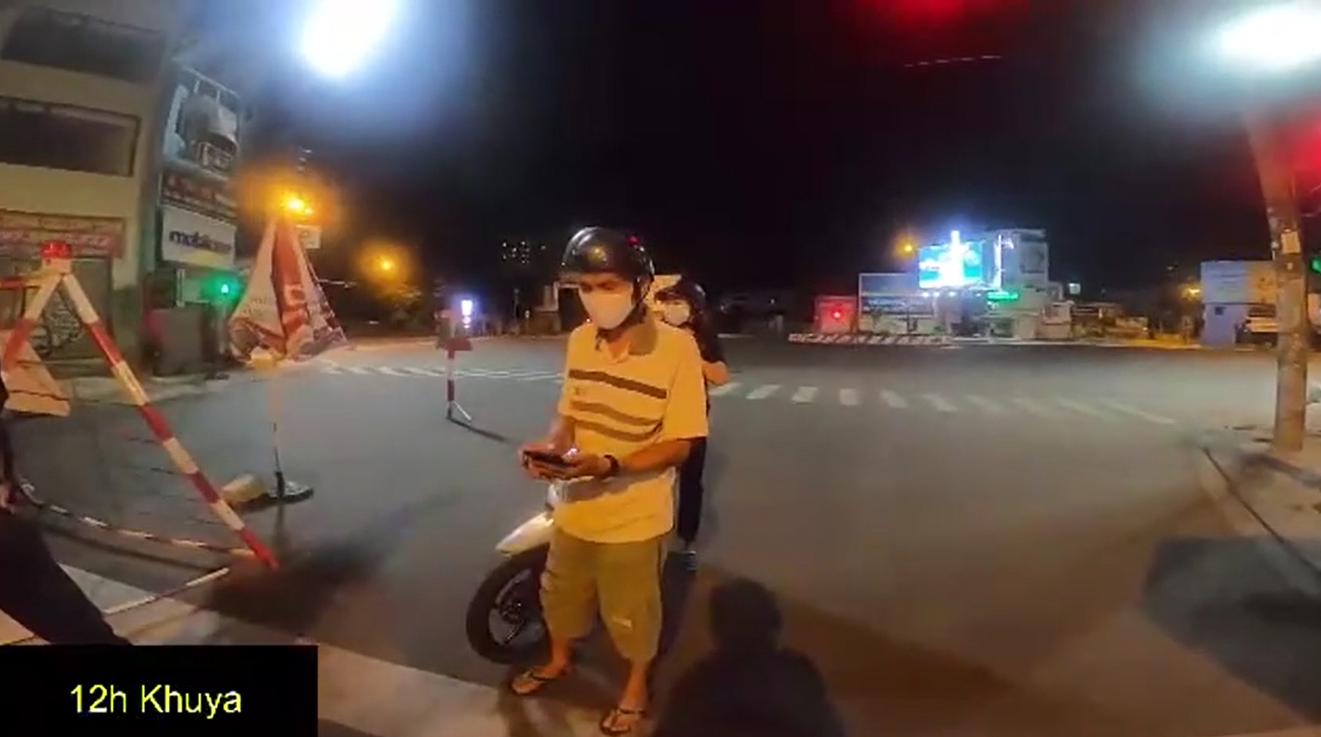 'Mẹ mất rồi, mẹ lạnh ngắt rồi' và cái cúi đầu của cặp vợ chồng tại chốt kiểm dịch lúc nửa đêm - Ảnh 1