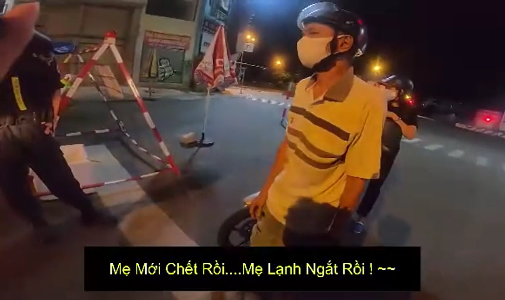 'Mẹ mất rồi, mẹ lạnh ngắt rồi' và cái cúi đầu của cặp vợ chồng tại chốt kiểm dịch lúc nửa đêm - Ảnh 3