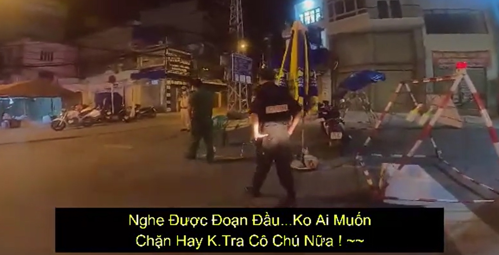 'Mẹ mất rồi, mẹ lạnh ngắt rồi' và cái cúi đầu của cặp vợ chồng tại chốt kiểm dịch lúc nửa đêm - Ảnh 4