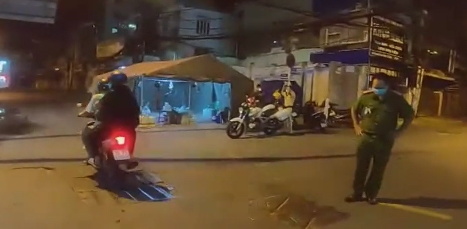 'Mẹ mất rồi, mẹ lạnh ngắt rồi' và cái cúi đầu của cặp vợ chồng tại chốt kiểm dịch lúc nửa đêm - Ảnh 5