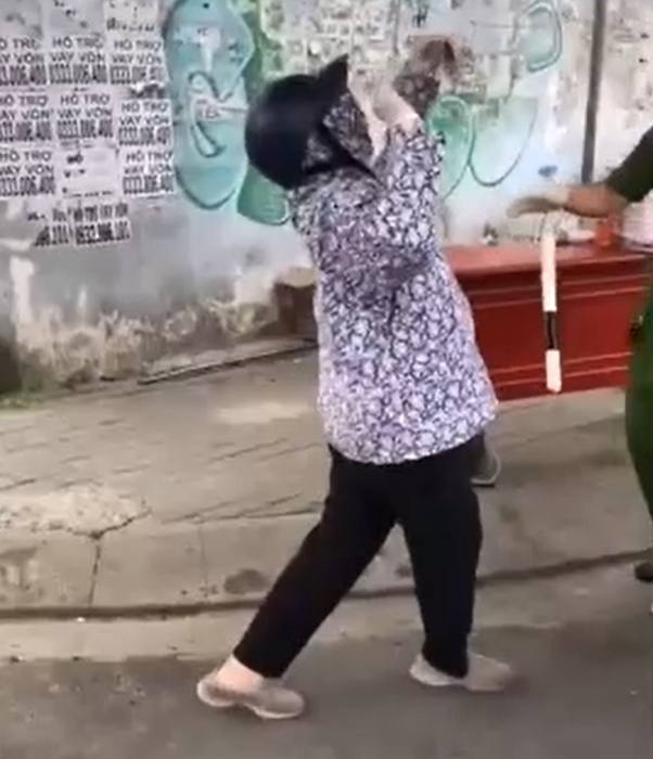 'Ninja Lead' bị phạt vì ra đường không giấy tờ, lực lượng chức năng hỏi thăm bỗng dưng lăn ra ăn vạ - Ảnh 1 'Ninja Lead' bị phạt vì ra đường không giấy tờ, lực lượng chức năng hỏi thăm bỗng dưng lăn ra ăn vạ - Ảnh 1
