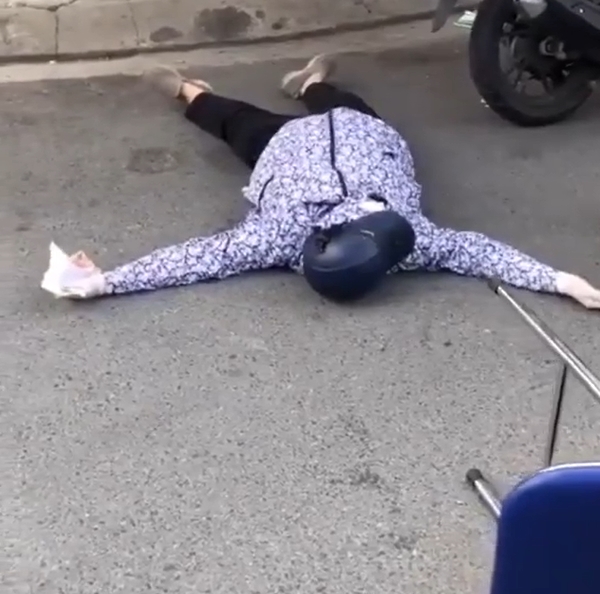 'Ninja Lead' bị phạt vì ra đường không giấy tờ, lực lượng chức năng hỏi thăm bỗng dưng lăn ra ăn vạ - Ảnh 2 'Ninja Lead' bị phạt vì ra đường không giấy tờ, lực lượng chức năng hỏi thăm bỗng dưng lăn ra ăn vạ - Ảnh 2