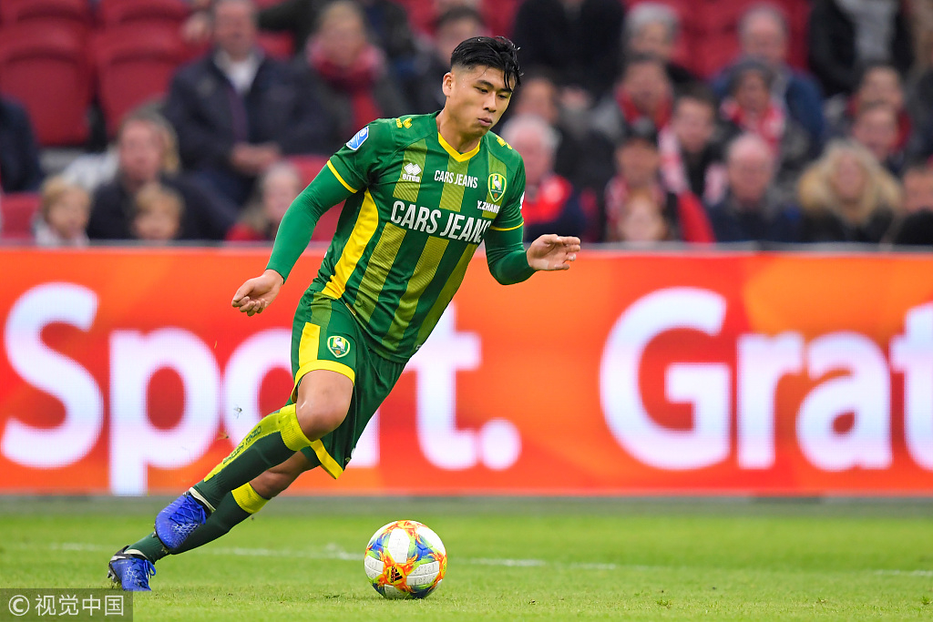 Zhang Yuning, cầu thủ có chiều cao 1m83 bên phía ĐT Trung Quốc