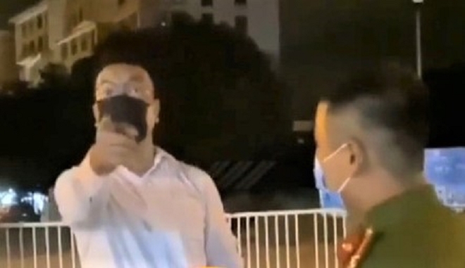 Danh tính người đàn ông tự xưng 'tiến sĩ VTV', định thông chốt và đòi 'xử' cán bộ chống dịch 4 Danh tính người đàn ông tự xưng 'tiến sĩ VTV', định thông chốt và đòi 'xử' cán bộ chống dịch 4
