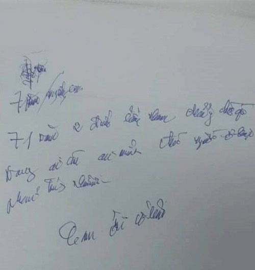 Lá thư tay nguệch ngoạc nhưng ẩn chứa tình cảm to lớn của cụ ông với cụ bà. Ảnh: Vietnamnet Lá thư tay nguệch ngoạc nhưng ẩn chứa tình cảm to lớn của cụ ông với cụ bà. Ảnh: Vietnamnet