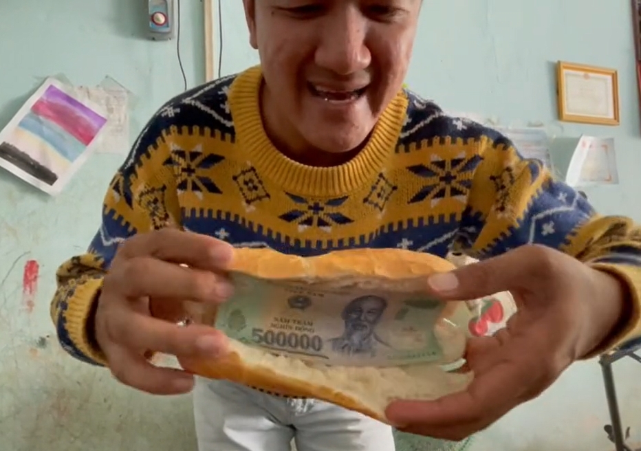 Mạnh thường quân lén bỏ tờ 500.000 đồng vào chiếc bánh mì từ thiện, người phụ nữ nhận được bỗng bật khóc nức nở - ảnh 1