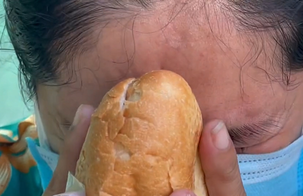 Mạnh thường quân lén bỏ tờ 500.000 đồng vào chiếc bánh mì từ thiện, người phụ nữ nhận được bỗng bật khóc nức nở - Ảnh 3