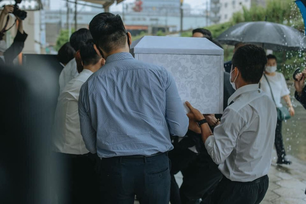 Nam sinh người Việt bị sát hại ở Nhật đã về đến quê nhà: Xé lòng tiếng khóc người mẹ cùng cảnh tượng ôm con vào lòng - Ảnh 2 Nam sinh người Việt bị sát hại ở Nhật đã về đến quê nhà: Xé lòng tiếng khóc người mẹ cùng cảnh tượng ôm con vào lòng - Ảnh 2