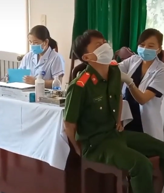 Chiến sĩ công an khóc nức nở khi tiêm vaccine, hỏi ra mới biết nỗi ám ảnh tâm lý từ năm 12 tuổi - Ảnh 1 Chiến sĩ công an khóc nức nở khi tiêm vaccine, hỏi ra mới biết nỗi ám ảnh tâm lý từ năm 12 tuổi - Ảnh 1