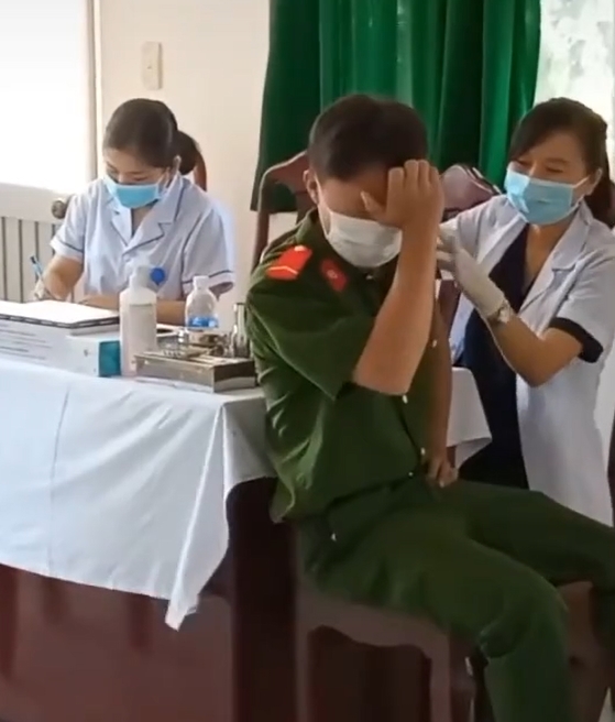 Chiến sĩ công an khóc nức nở khi tiêm vaccine, hỏi ra mới biết nỗi ám ảnh tâm lý từ năm 12 tuổi - Ảnh 2 Chiến sĩ công an khóc nức nở khi tiêm vaccine, hỏi ra mới biết nỗi ám ảnh tâm lý từ năm 12 tuổi - Ảnh 2