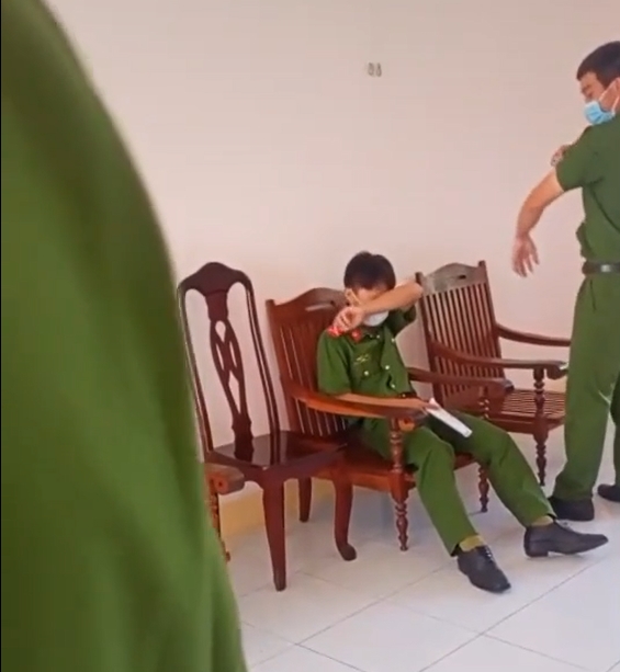 Chiến sĩ công an khóc nức nở khi tiêm vaccine, hỏi ra mới biết nỗi ám ảnh tâm lý từ năm 12 tuổi - Ảnh 3 Chiến sĩ công an khóc nức nở khi tiêm vaccine, hỏi ra mới biết nỗi ám ảnh tâm lý từ năm 12 tuổi - Ảnh 3