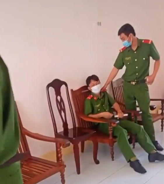 Chiến sĩ công an khóc nức nở khi tiêm vaccine, hỏi ra mới biết nỗi ám ảnh tâm lý từ năm 12 tuổi - Ảnh 4 Chiến sĩ công an khóc nức nở khi tiêm vaccine, hỏi ra mới biết nỗi ám ảnh tâm lý từ năm 12 tuổi - Ảnh 4