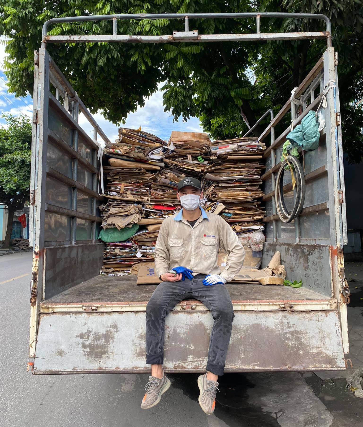 Trò cũ của HLV Park Hang-seo từng thi đấu tại Lào giờ về quê đi nhặt phế liệu, kiếm 200.000 đồng/ ngày vẫn thấy hạnh phúc - Ảnh 2