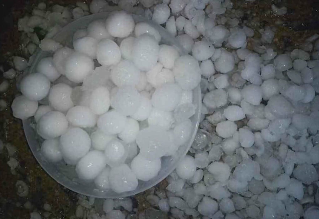 Mưa đá hiếm gặp trút xuống TP.HCM và vòi rồng cao hàng trăm mét xuất hiện ở Bến Tre - Ảnh 4