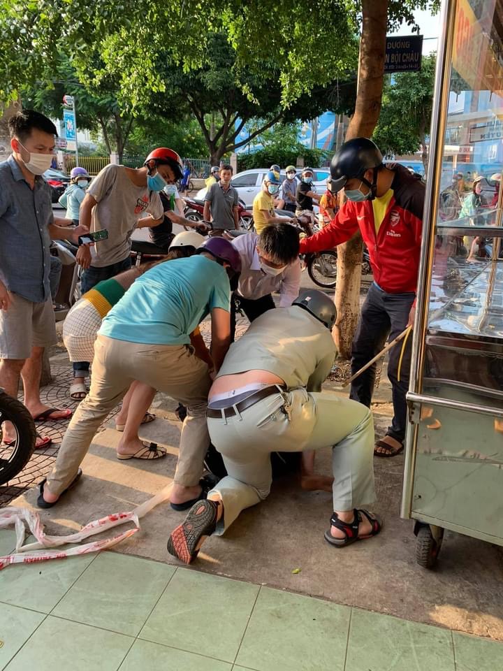 Nữ công an mặc thường phục khống chế tên nghiện trên phố, nhan sắc lập tức gây thương nhớ với dân mạng - Ảnh 3 Nữ công an mặc thường phục khống chế tên nghiện trên phố, nhan sắc lập tức gây thương nhớ với dân mạng - Ảnh 3