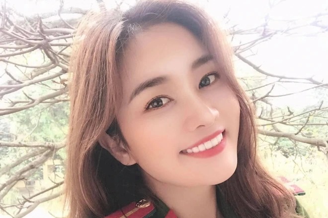 Nữ công an mặc thường phục khống chế tên nghiện trên phố, nhan sắc lập tức gây thương nhớ với dân mạng - Ảnh 4 Nữ công an mặc thường phục khống chế tên nghiện trên phố, nhan sắc lập tức gây thương nhớ với dân mạng - Ảnh 4