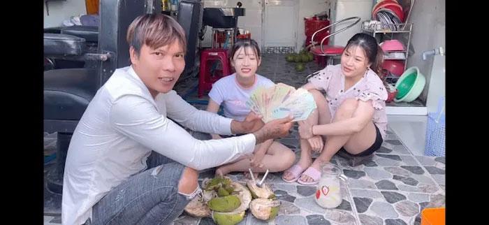 Youtuber dạy trộn vữa vượt mặt bà Phương Hằng khoe xấp tiền, tiết lộ thu nhập cả trăm triệu mỗi tháng - Ảnh 4 Youtuber dạy trộn vữa vượt mặt bà Phương Hằng khoe xấp tiền, tiết lộ thu nhập cả trăm triệu mỗi tháng - Ảnh 4