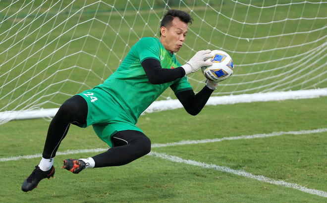 Tấn Trường phải tập riêng trong buổi tập mới nhất của ĐT Việt Nam.