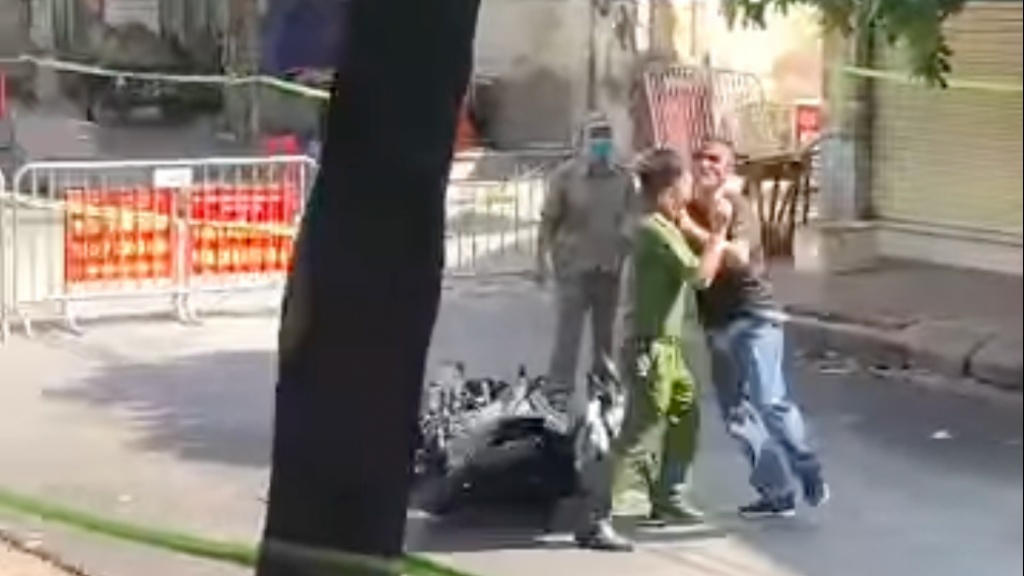 'Đại bàng' hổ báo đòi thông chốt, cầm gạch đe dọa cả cán bộ kiểm dịch: 'Mày là ai đòi chặn xe tao'? - Ảnh 2