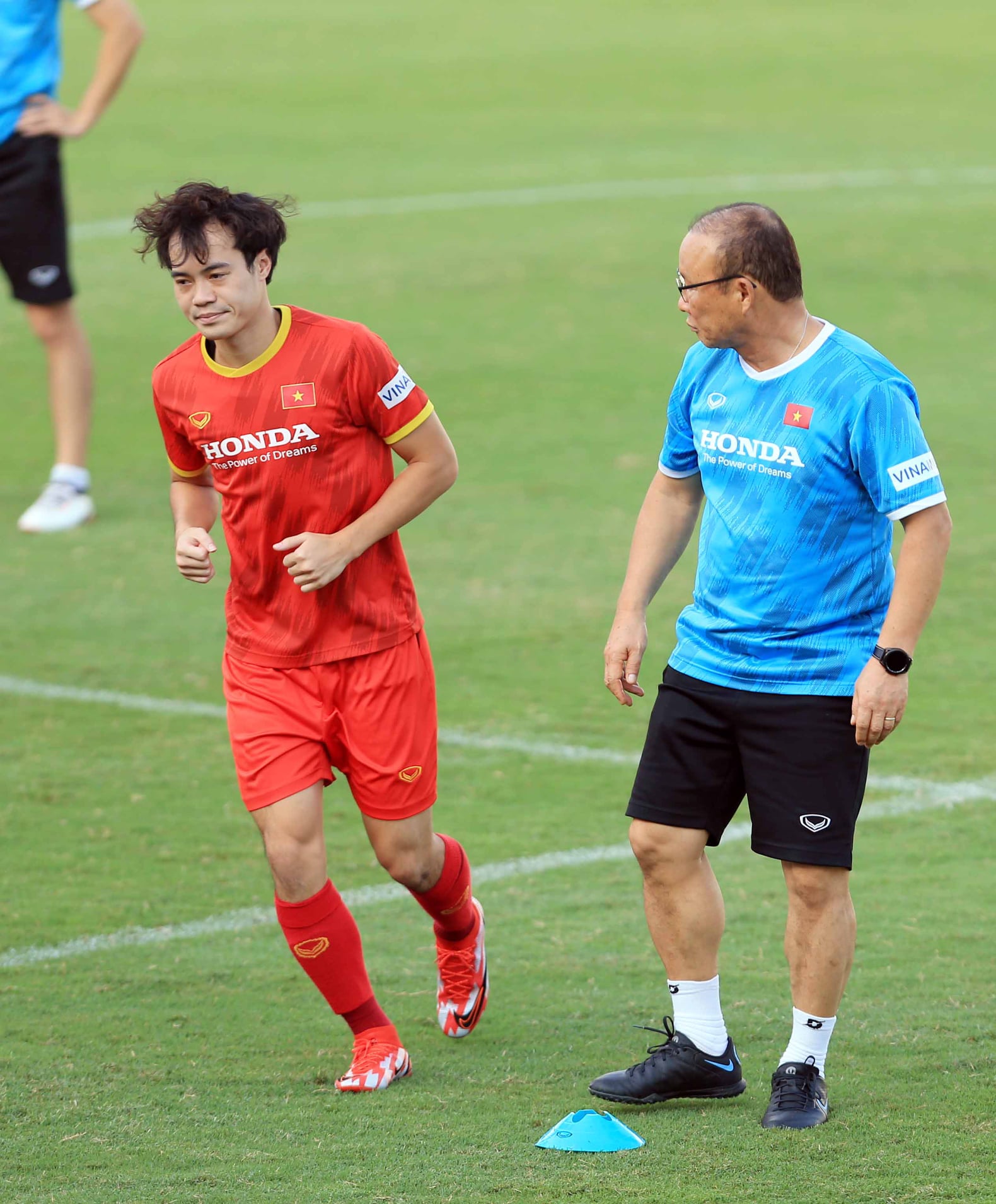 ĐT Việt Nam thắng 6-0 trước ngày lên đường sang Ả Rập Xê Út, HLV Park Hang-seo vẫn loay hoay vá hàng thủ 4 ĐT Việt Nam thắng 6-0 trước ngày lên đường sang Ả Rập Xê Út, HLV Park Hang-seo vẫn loay hoay vá hàng thủ 4