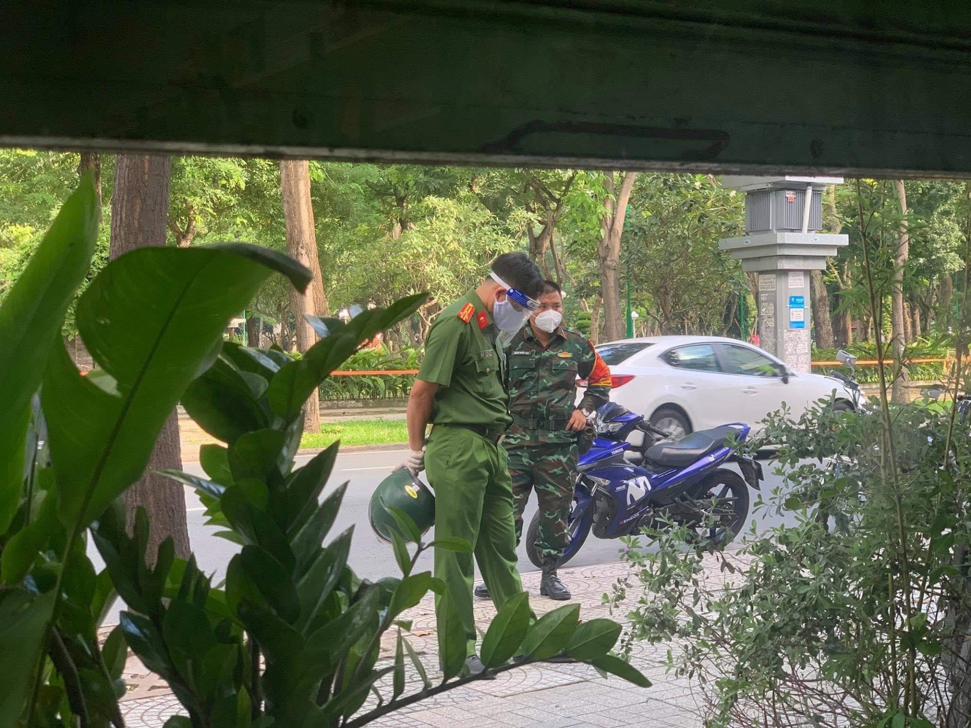 Lực lượng chức năng đến kiểm tra và nhắc nhở nam ca sĩ vi phạm về quy định giãn cách