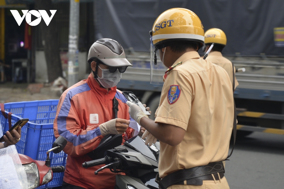 Shipper tại Hà Nội sẽ được hoạt động từ 9h - 22h hàng ngày. Ảnh: VOV