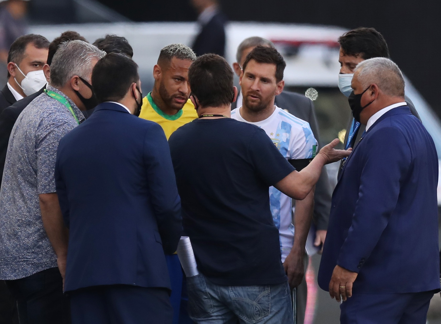 Hy hữu: Siêu kinh điển Brazil - Argentina đang đá thì bị hoãn, đồng đội Messi bất lực bị nhân viên y tế bế đi cách ly 2 Hy hữu: Siêu kinh điển Brazil - Argentina đang đá thì bị hoãn, đồng đội Messi bất lực bị nhân viên y tế bế đi cách ly 2