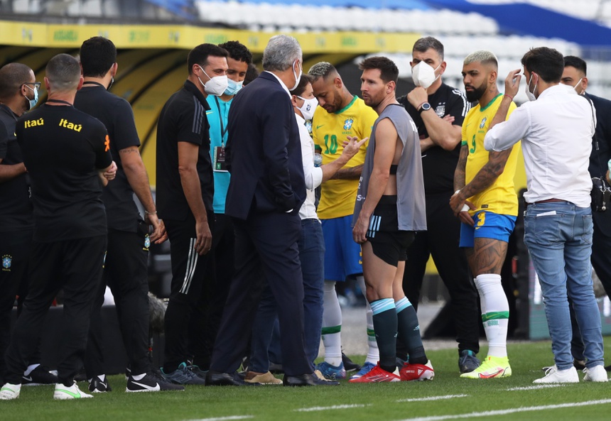 Hy hữu: Siêu kinh điển Brazil - Argentina đang đá thì bị hoãn, đồng đội Messi bất lực bị nhân viên y tế bế đi cách ly 3 Hy hữu: Siêu kinh điển Brazil - Argentina đang đá thì bị hoãn, đồng đội Messi bất lực bị nhân viên y tế bế đi cách ly 3