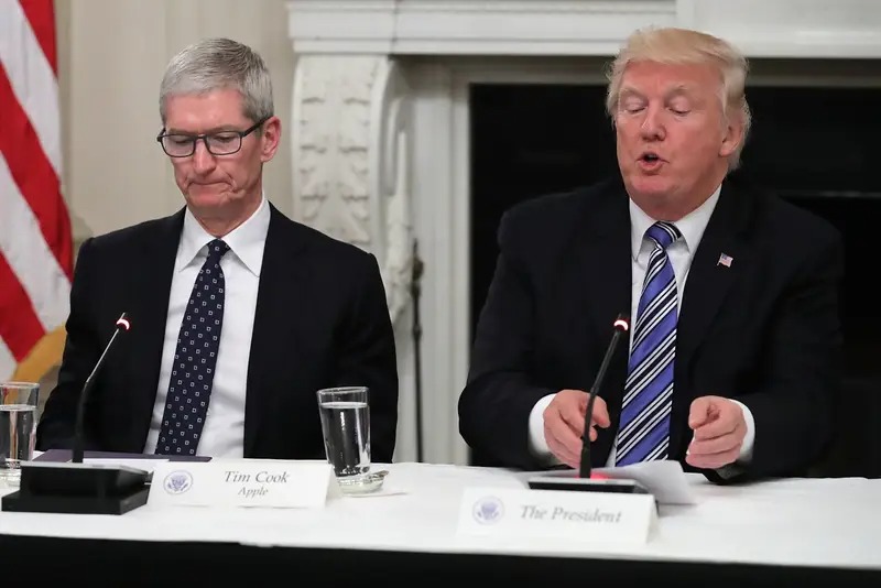 Khi ông gọi Tim Cook là Tim Apple. Ảnh: Getty