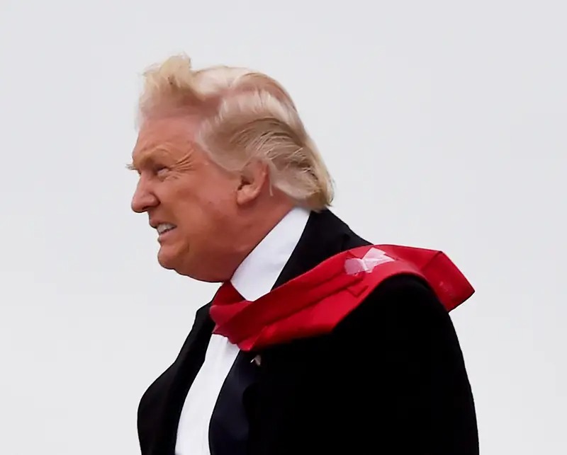 Khi ông bị phát hiện dùng băng dính để dính cà vạt. Ảnh: Getty