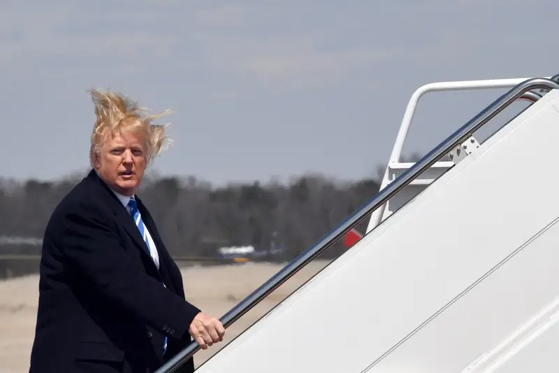 Khi Trump lên Không lực Một vào một ngày lộng gió. Trông ông khá giống Thủ tướng Anh Boris Johnson. Ảnh: Getty