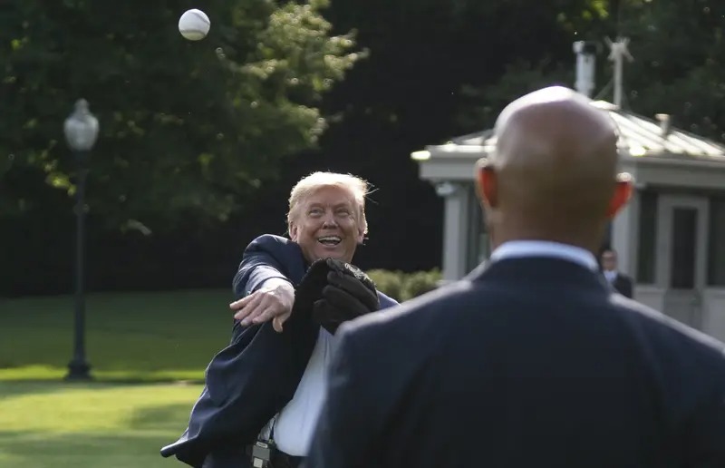 Khi ông chơi ném bóng, gương mặt trông thật hạnh phúc. Ảnh: Getty