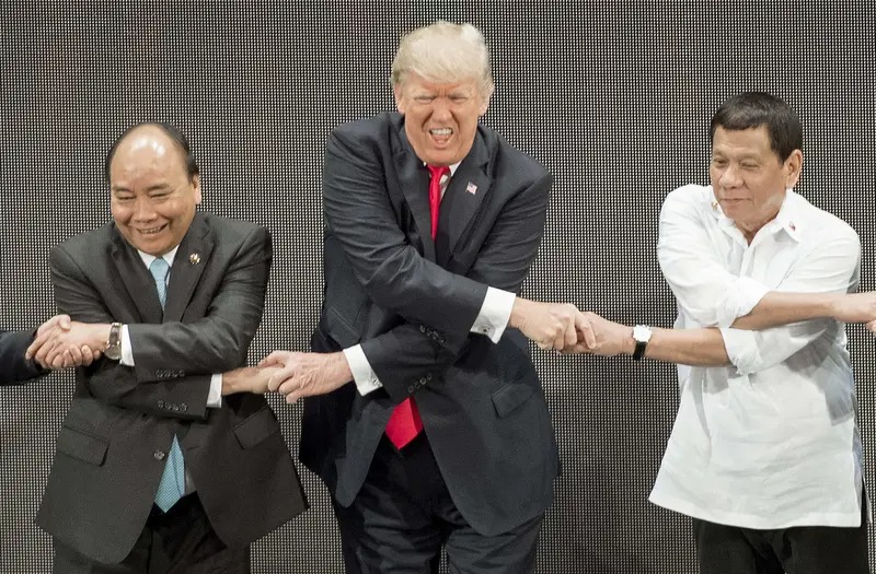 Còn đây là khi Trump thực hiện cái bắt tay này. Ảnh: Getty