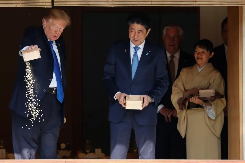 Khi Trump đổ thức ăn cho cá. Ảnh: Getty