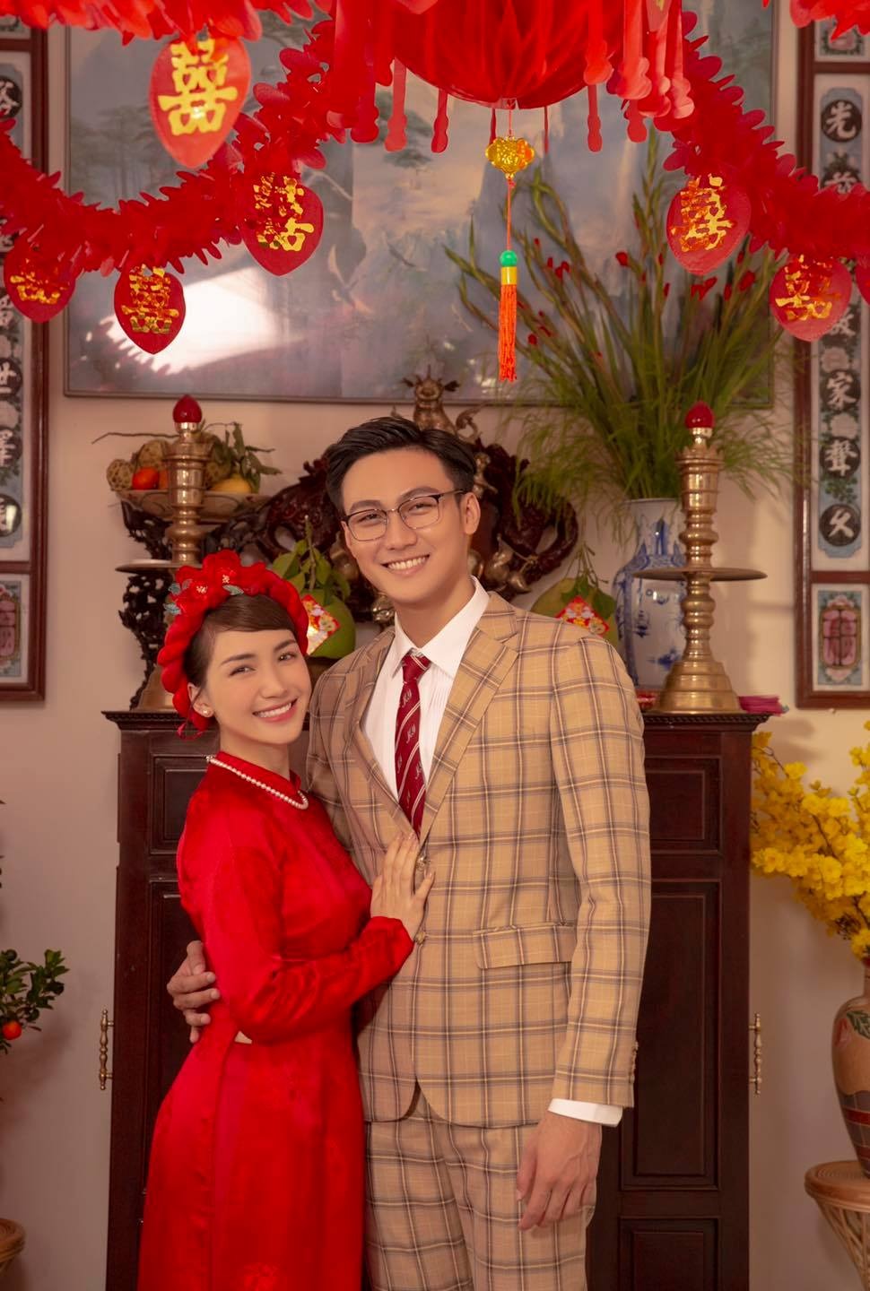 Tin giải trí hot nhất tối 26/1: Fan Sơn Tùng chỉ trích Thiều Bảo Trâm, Hòa Minzy tung ảnh cưới - Ảnh 5