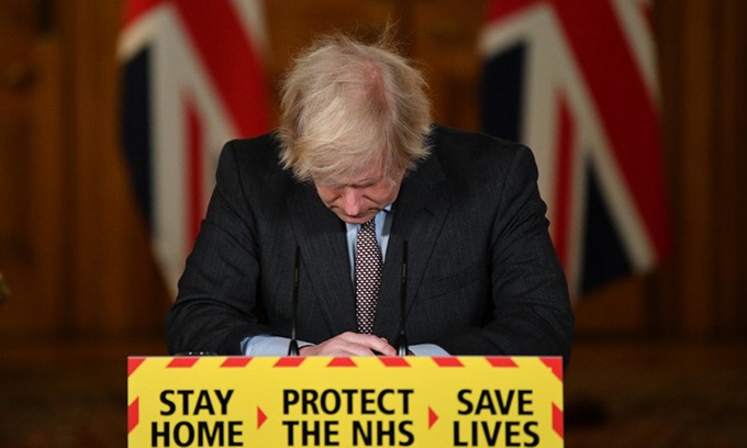 Thủ tướng Boris Johnson cúi đầu xin lỗi người dân Anh. Ảnh: Getty Thủ tướng Boris Johnson cúi đầu xin lỗi người dân Anh. Ảnh: Getty