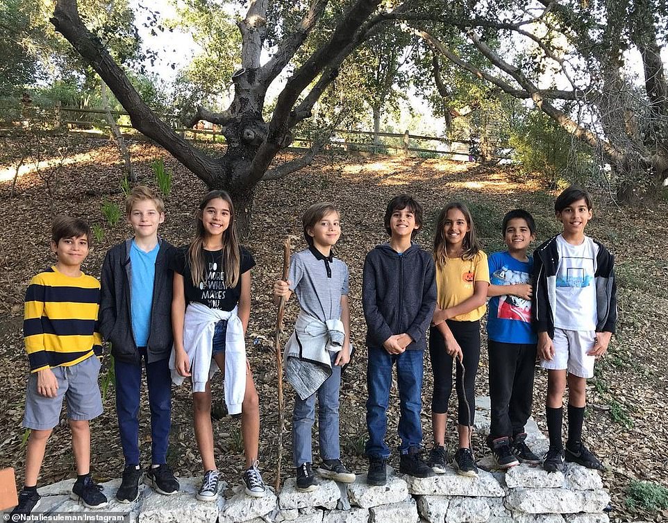 Đầu năm nay, người mẹ chia sẻ về lối sống lành mạnh của gia đình mình. 13 trong số 14 đứa con của chị ăn chay trường. Ảnh: Instagram