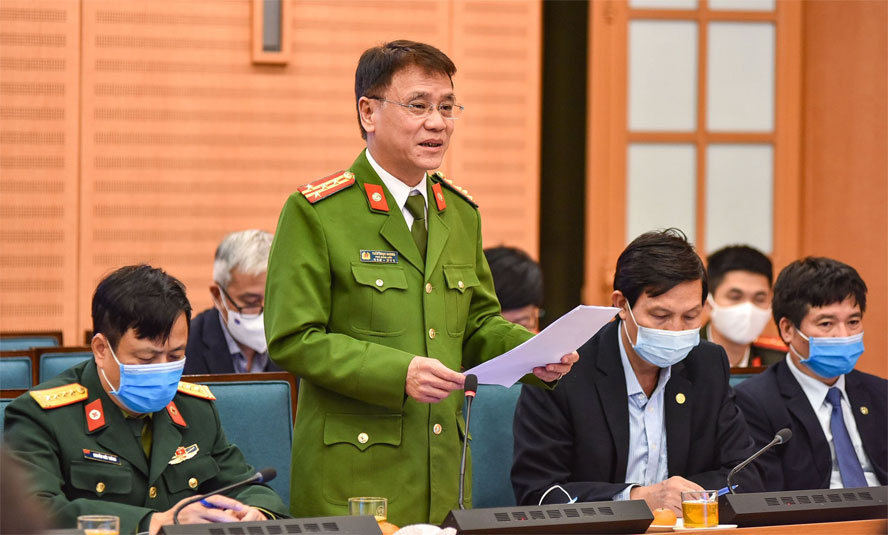 Đại diện Công an thành phố Hà Nội phát biểu tại cuộc họp.
